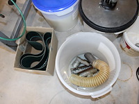 Etiketteermachine langguth e23 links 210sk. diameter transportbaan 50-100 mm. hoogte baan 850-1050 mm. kett... onderdeel van combinatiekavel complete mini brouwerijopstelling bestaande uit brouwhuis, 8 gistingstanks (deels gevuld), bottellijn, pompen, warmtewisselaar, natte lijn etiketteermachine en chiller - afbeelding 5 van  5