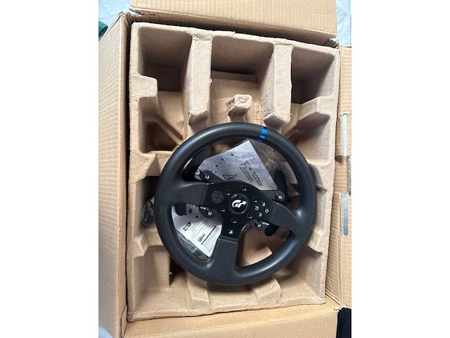 Eufy x10 pro omni – robotstofzuiger met dweil | thrustmaster t300rs gt – racestuur voor playstation - afbeelding 2 van  4