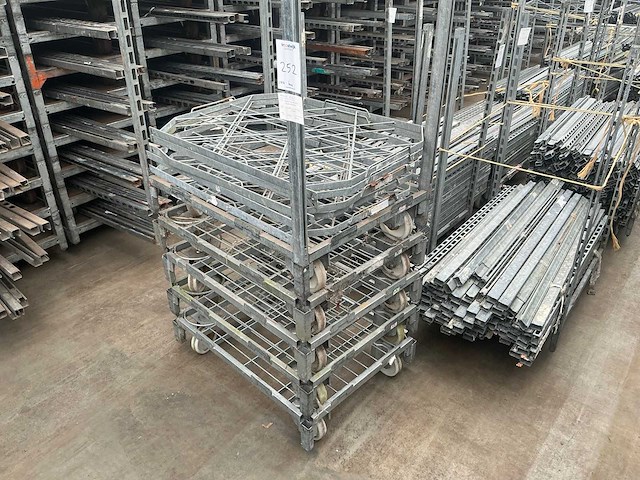 Eurocontainer en containerstaken (2169x) - afbeelding 1 van  5