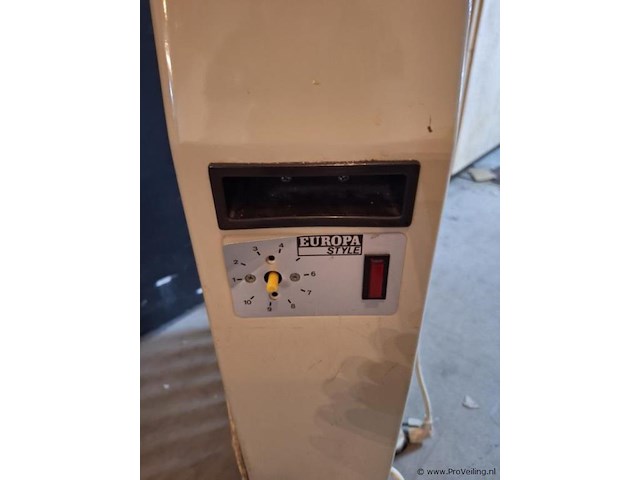 Europa style oliegevulde radiator - afbeelding 2 van  4