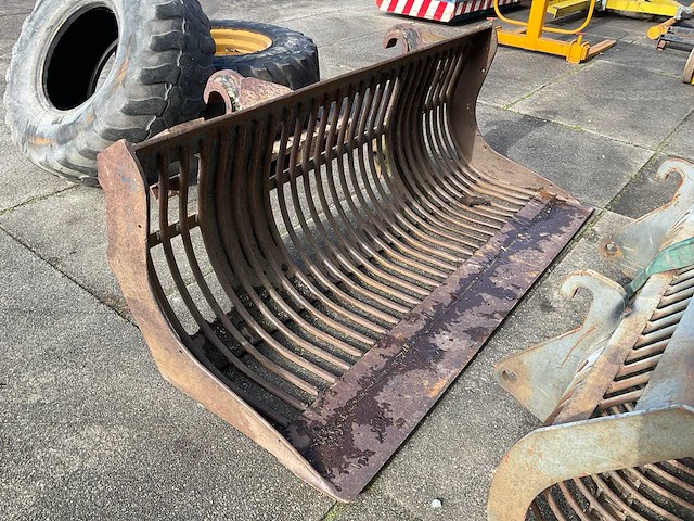 Eurosteel graafbak, venieri aansluiting - afbeelding 2 van  3