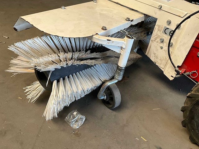 Eurosystems p55 zelfrijdende veegmachine - afbeelding 3 van  11