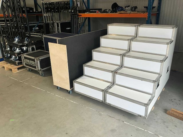Evenementen onderdelen o.a flightcases en stage onderdelen - afbeelding 1 van  10