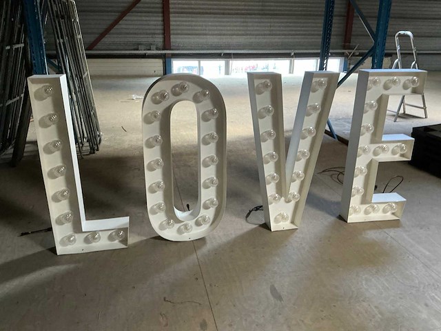 Evenementen verlichting ‘love’ - afbeelding 1 van  7