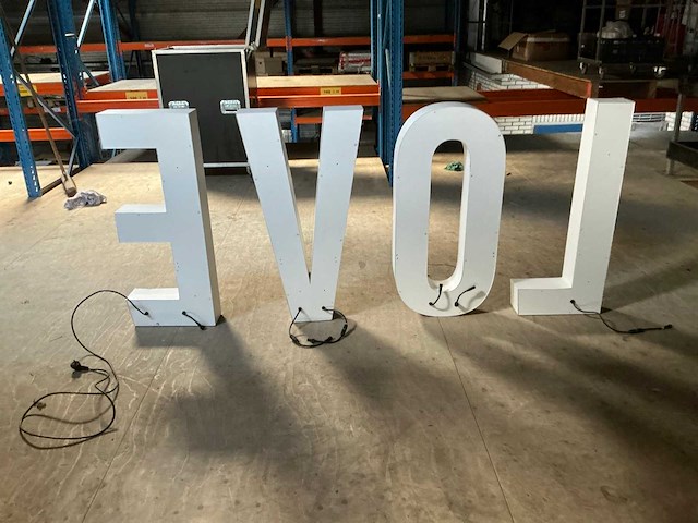 Evenementen verlichting ‘love’ - afbeelding 2 van  7