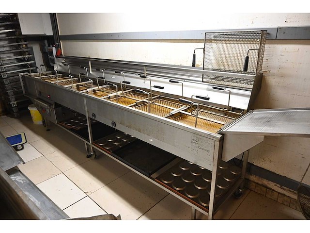 Everbake capway creare 8-delige mobiele rvs oliebollen friteuse met pneumatisch manden opschuifsysteem - afbeelding 7 van  14