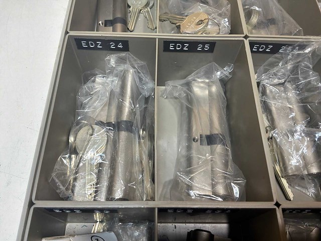 Evva diverse clindersloten met bijbehorende sleutels verlengd - afbeelding 3 van  14