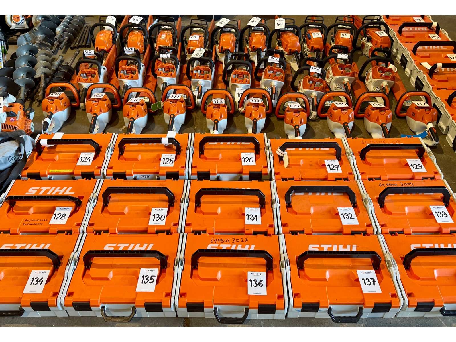 Ex-rental materiaal, tuin- en parkmachines, voertuigen, bouwmachines en gereedschappen