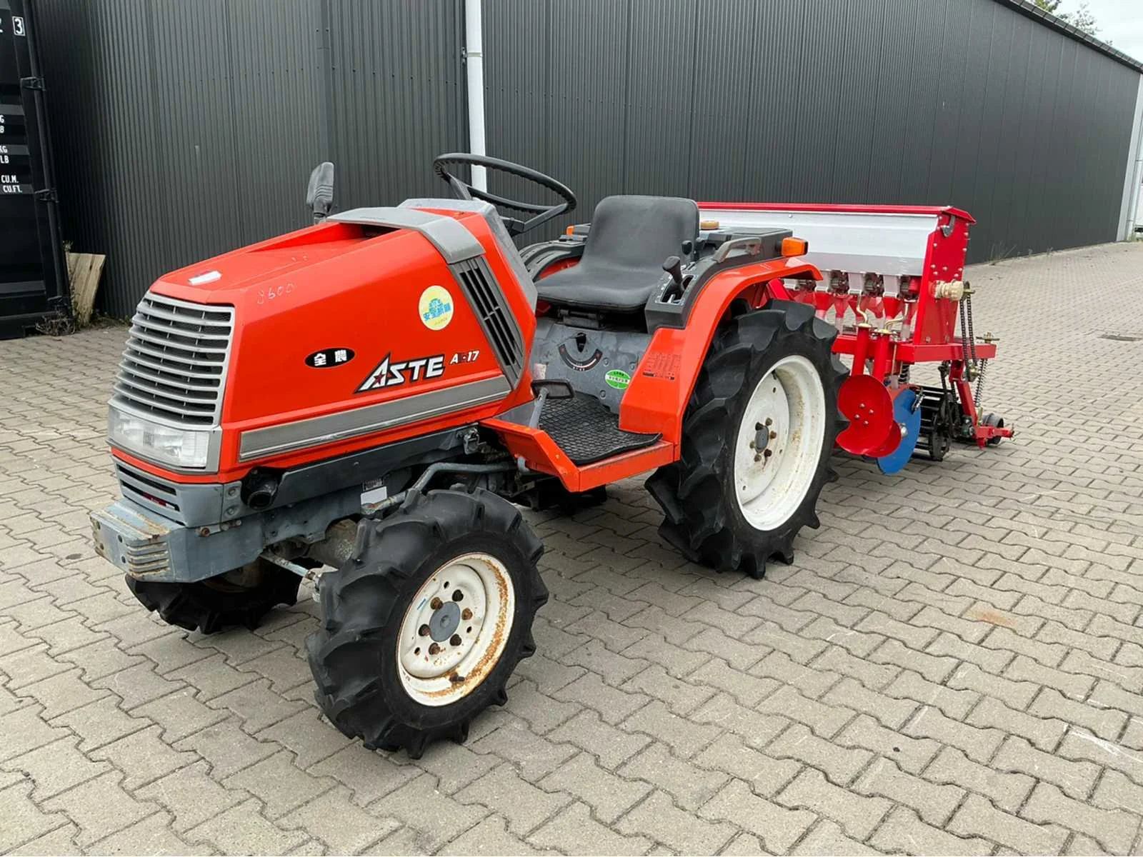 Ex verhuur materieel, compact tractoren, graafmachines, aanbouwdelen, containers, units en gereedschappen