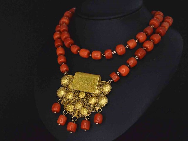 Exclusief antieke zeeuwse bloedkoralen ketting - afbeelding 1 van  4