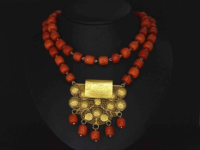 Exclusief antieke zeeuwse bloedkoralen ketting - afbeelding 2 van  4