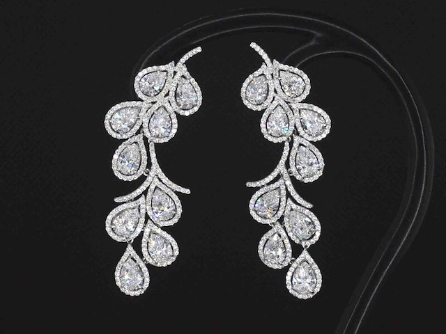 Exclusieve handgemaakte oorsieraden bezet met diamanten - afbeelding 1 van  8