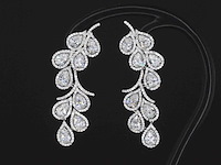 Exclusieve handgemaakte oorsieraden bezet met diamanten - afbeelding 1 van  8