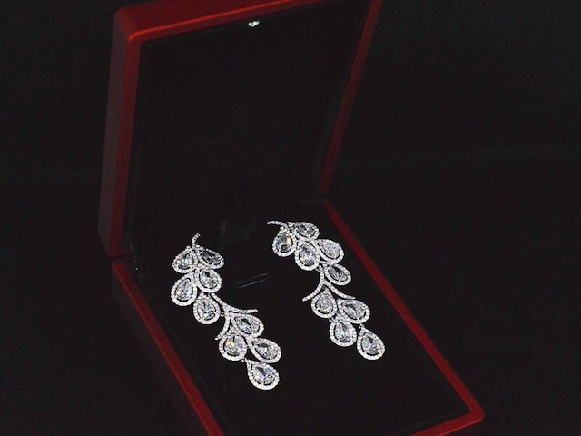 Exclusieve handgemaakte oorsieraden bezet met diamanten - afbeelding 4 van  8