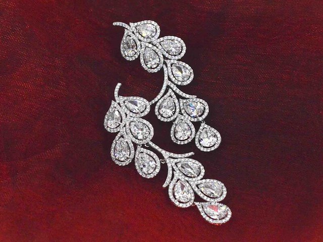 Exclusieve handgemaakte oorsieraden bezet met diamanten - afbeelding 6 van  8