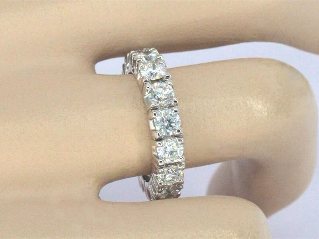 Exclusieve witgouden alliance ring met diamanten - afbeelding 3 van  10