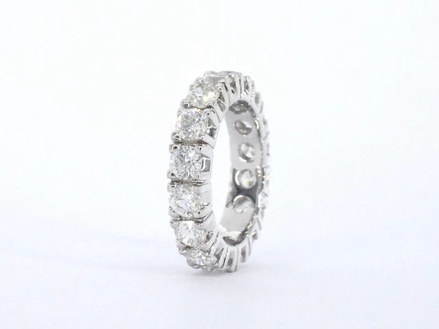 Exclusieve witgouden alliance ring met diamanten - afbeelding 6 van  10