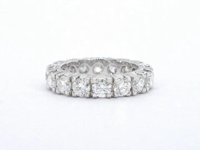 Exclusieve witgouden alliance ring met diamanten - afbeelding 7 van  10