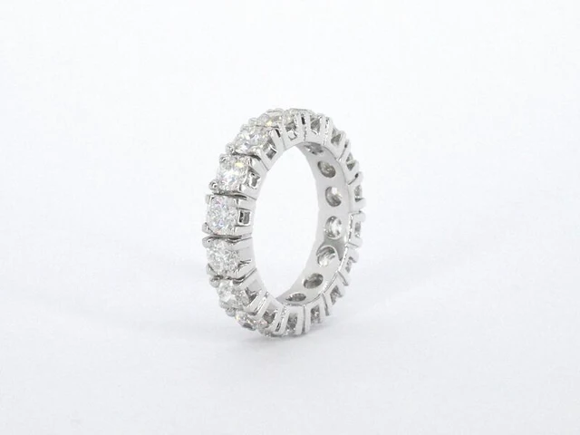 Exclusieve witgouden alliance ring met diamanten - afbeelding 8 van  10