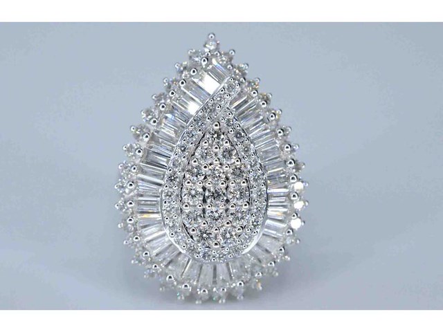 Exclusieve witgouden druppelvormige entourage ring met diamanten - afbeelding 1 van  10