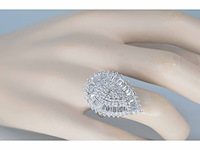 Exclusieve witgouden druppelvormige entourage ring met diamanten - afbeelding 3 van  10