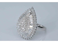 Exclusieve witgouden druppelvormige entourage ring met diamanten - afbeelding 5 van  10