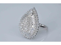 Exclusieve witgouden druppelvormige entourage ring met diamanten - afbeelding 7 van  10