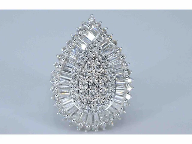 Exclusieve witgouden druppelvormige entourage ring met diamanten - afbeelding 1 van  10