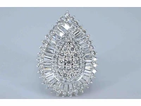 Exclusieve witgouden druppelvormige entourage ring met diamanten