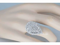 Exclusieve witgouden druppelvormige entourage ring met diamanten - afbeelding 3 van  10