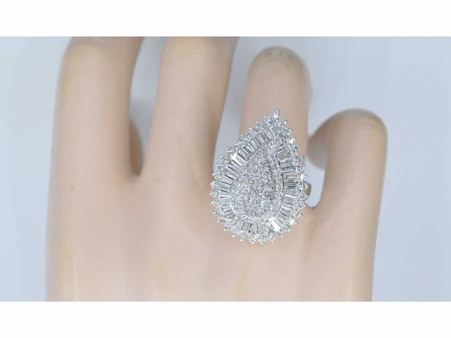 Exclusieve witgouden druppelvormige entourage ring met diamanten - afbeelding 4 van  10