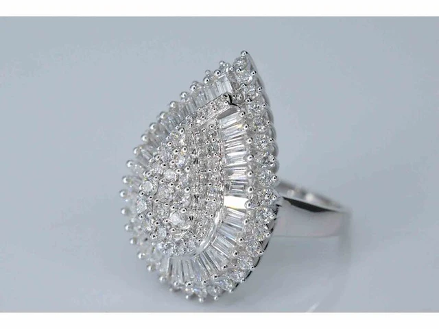 Exclusieve witgouden druppelvormige entourage ring met diamanten - afbeelding 5 van  10