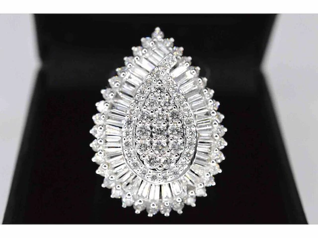Exclusieve witgouden druppelvormige entourage ring met diamanten - afbeelding 6 van  10