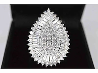 Exclusieve witgouden druppelvormige entourage ring met diamanten - afbeelding 6 van  10