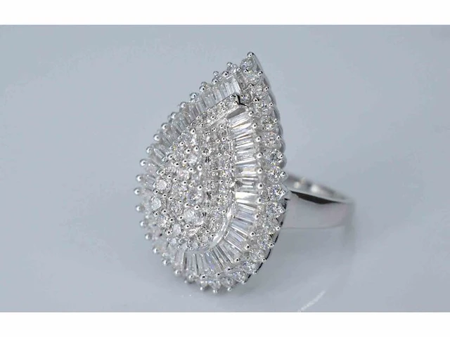 Exclusieve witgouden druppelvormige entourage ring met diamanten - afbeelding 7 van  10
