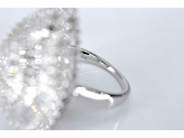 Exclusieve witgouden druppelvormige entourage ring met diamanten - afbeelding 8 van  10