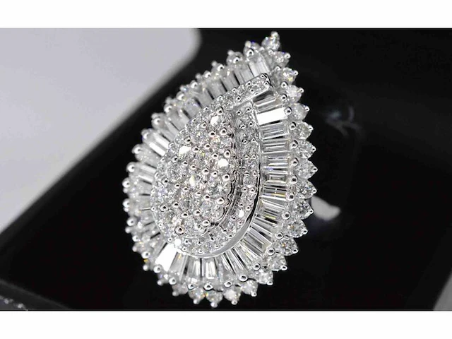 Exclusieve witgouden druppelvormige entourage ring met diamanten - afbeelding 9 van  10