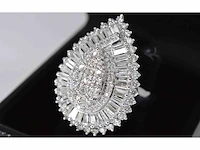 Exclusieve witgouden druppelvormige entourage ring met diamanten - afbeelding 9 van  10