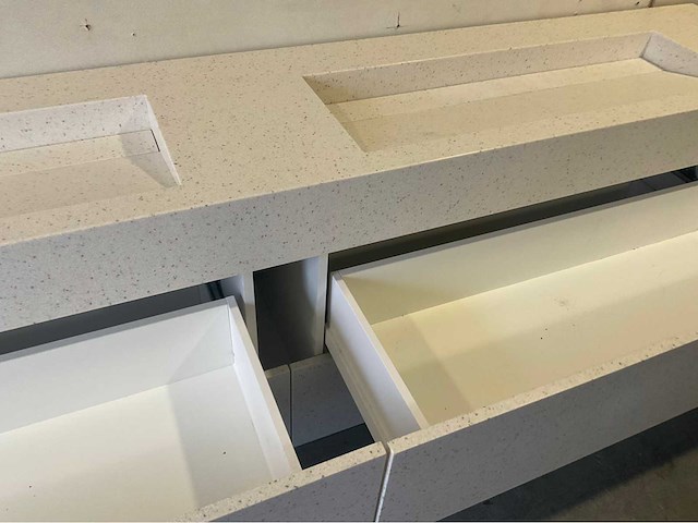 Exclusieve xxl design badmeubel blad en fronten van quartz composiet 280cm - afbeelding 16 van  16
