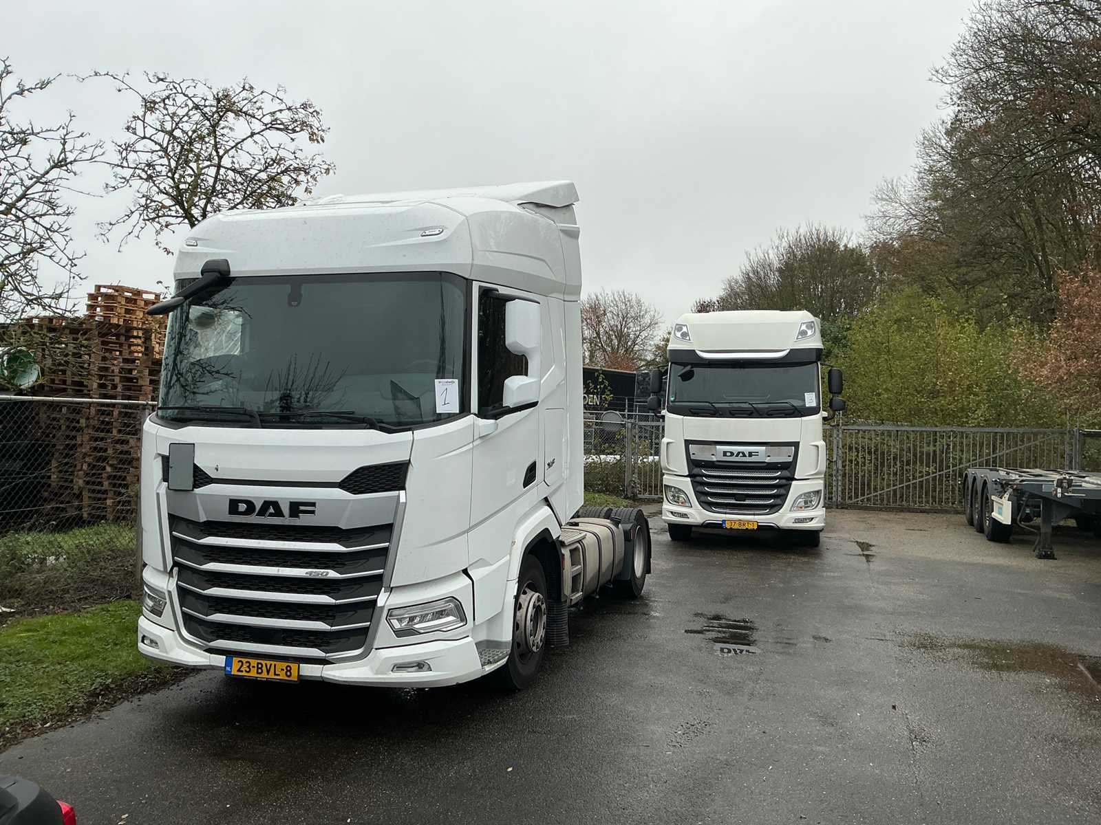 Executie veiling daf en mercedes-benz opleggertrekkers, oplegger, auto-ambulance en mini graafmachine