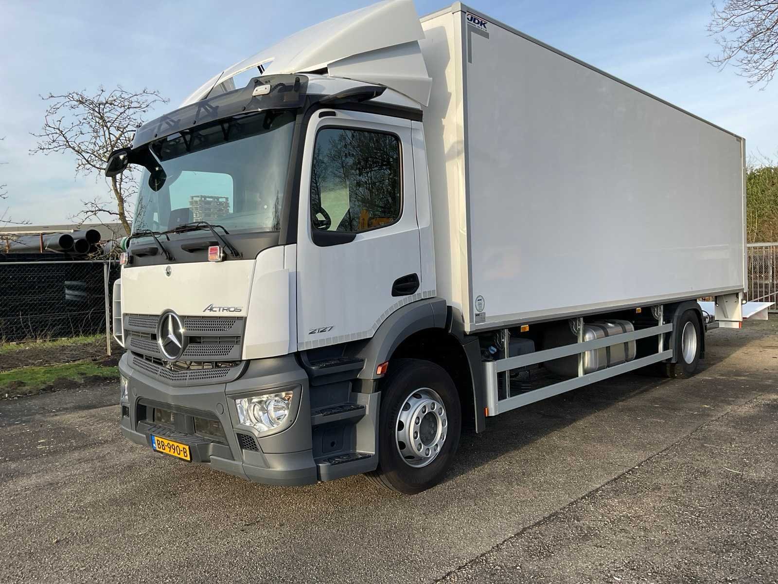 Executieveiling van mercedes personenauto, mercedes en iveco vrachtwagens en massey ferguson balenpers