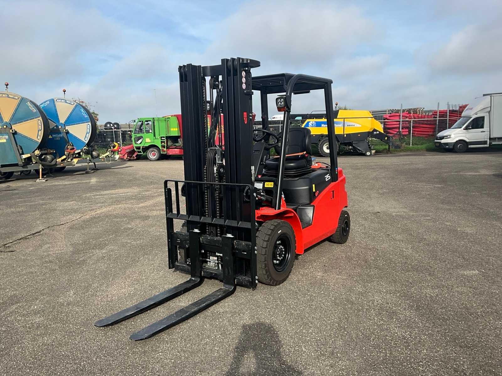 Executieveiling van vrachtwagen, aanhangwagens, heftruck en kantonneermachine