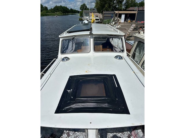 (externe locatie heerenveen ) motorkruiser ca. 9m met inboord diesel en yamaha 9,9pk - afbeelding 10 van  15