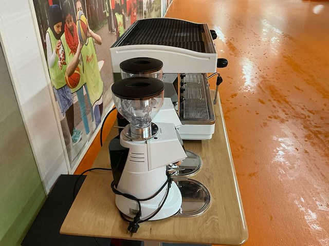 Faema e98 re a/2 + 2x fiorenzato f64 evo – complete professionele barista set (3x) - afbeelding 14 van  19