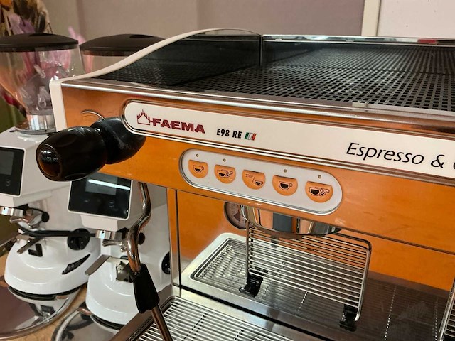 Faema e98 re a/2 + 2x fiorenzato f64 evo – complete professionele barista set (3x) - afbeelding 18 van  19