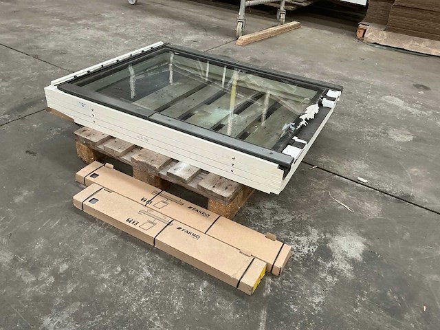 Fakro kantelbaar dakraam - afbeelding 1 van  2