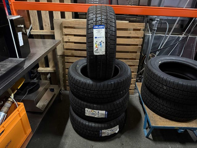 Falken eurowinter 235-60r17 autoband (4x) - afbeelding 1 van  9