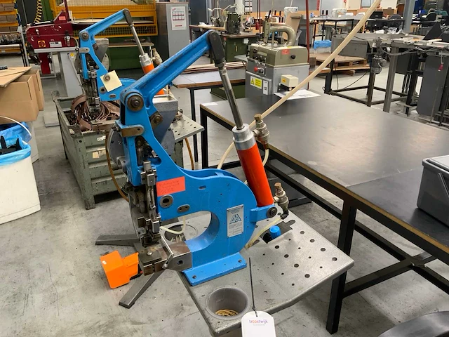 Falsoni f401 pneumatische nietmachine - afbeelding 2 van  4