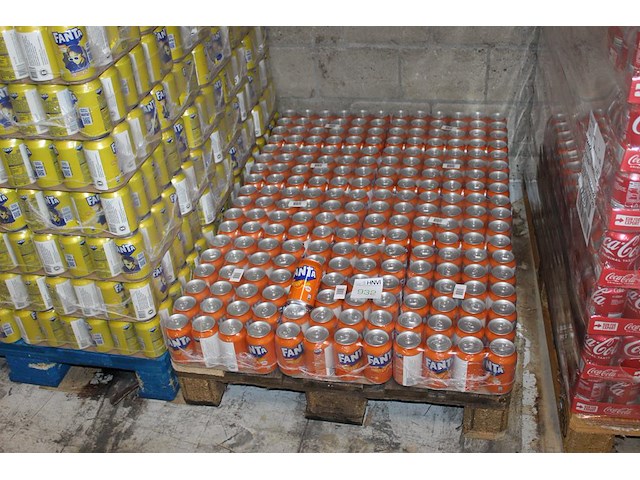 Fanta. 9 trays a 24 blikken 0,33l. totaal 216 blikken. tht 7-26. bod is inclusief 32,40 euro statiegeldwaarde - afbeelding 1 van  2
