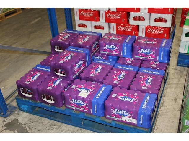 Fanta cassis. 18 trays a 24 blikken 0,33l. totaal 432 blikken. tht 7-26. bod is inclusief 64,80 euro statie... - afbeelding 1 van  2